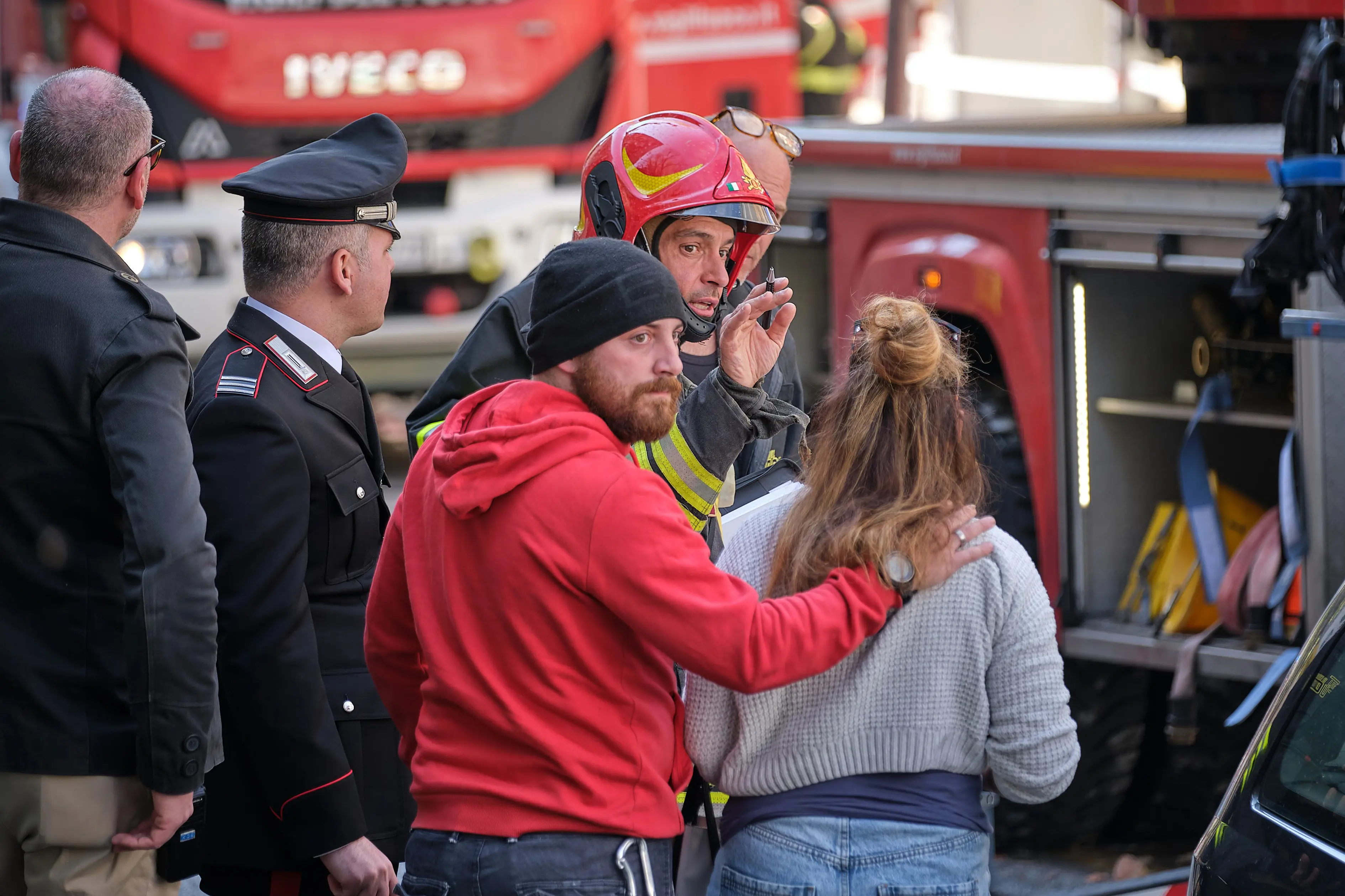Macerie sul ciglio della strada, polvere e le finestre sventrate dell'esplosione: sono queste le immagini in via Baiamonti, il giorno dopo l'esplosione che ha reso inagibile un'intera palazzina. Sono venticinque le persone sfollate: nessuna vittima ma un cane è deceduto nell'incendio. Al momento due le ipotesi al vaglio degli inquirenti: il malfunzionamento della caldaia e una fuga di gas. Foto Massimo Silvano