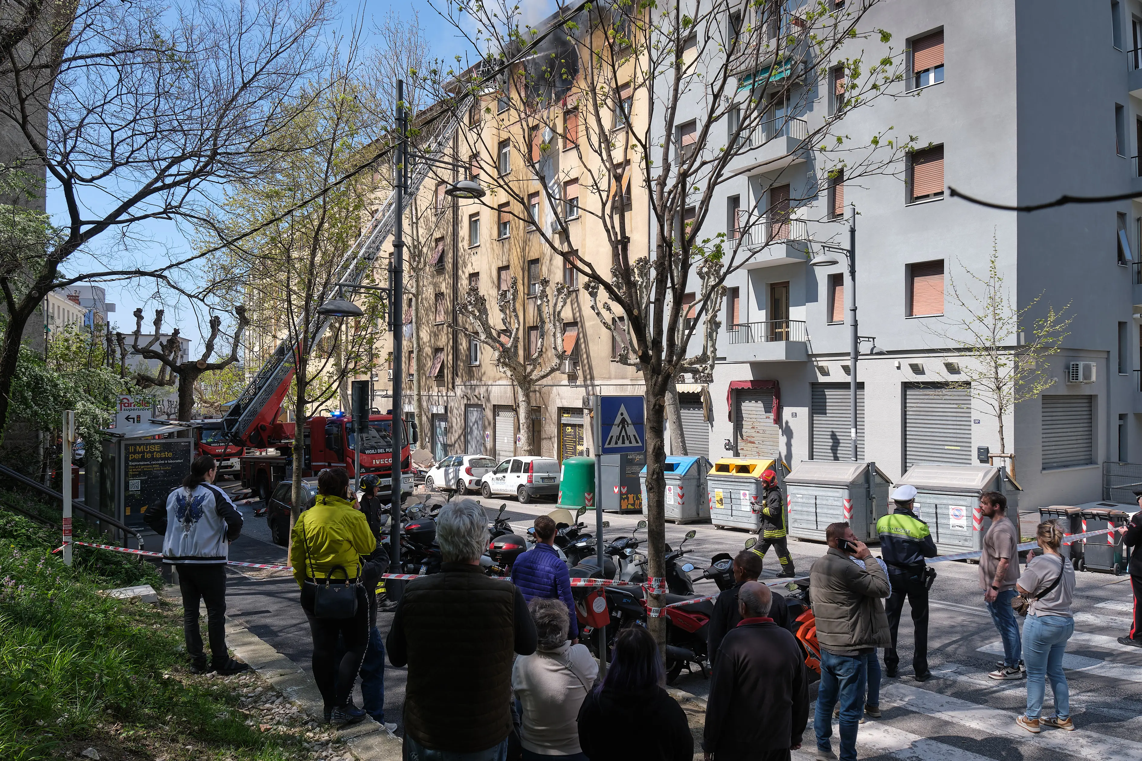 Macerie sul ciglio della strada, polvere e le finestre sventrate dell'esplosione: sono queste le immagini in via Baiamonti, il giorno dopo l'esplosione che ha reso inagibile un'intera palazzina. Sono venticinque le persone sfollate: nessuna vittima ma un cane è deceduto nell'incendio. Al momento due le ipotesi al vaglio degli inquirenti: il malfunzionamento della caldaia e una fuga di gas. Foto Massimo Silvano