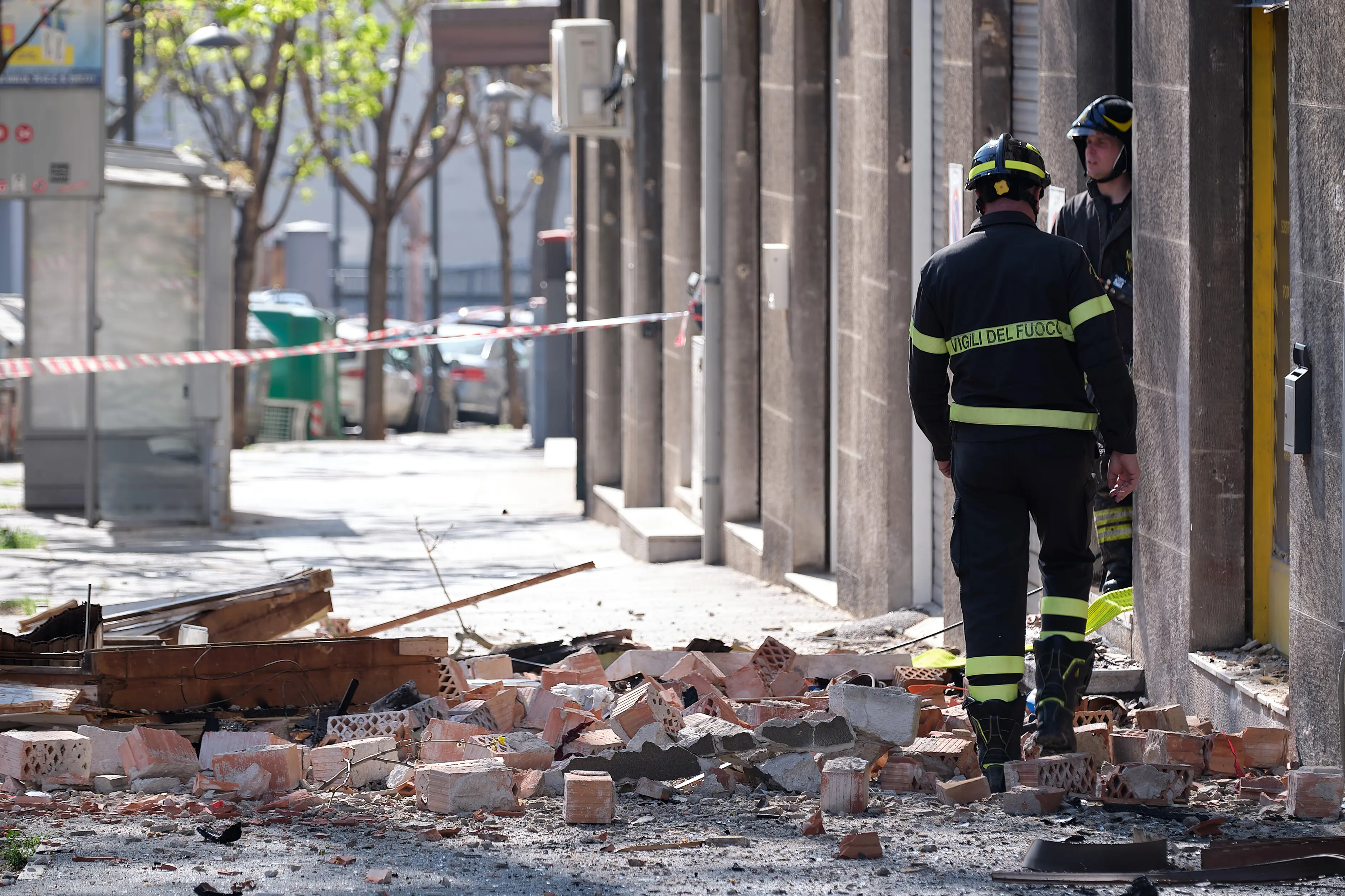 Macerie sul ciglio della strada, polvere e le finestre sventrate dell'esplosione: sono queste le immagini in via Baiamonti, il giorno dopo l'esplosione che ha reso inagibile un'intera palazzina. Sono venticinque le persone sfollate: nessuna vittima ma un cane è deceduto nell'incendio. Al momento due le ipotesi al vaglio degli inquirenti: il malfunzionamento della caldaia e una fuga di gas. Foto Massimo Silvano