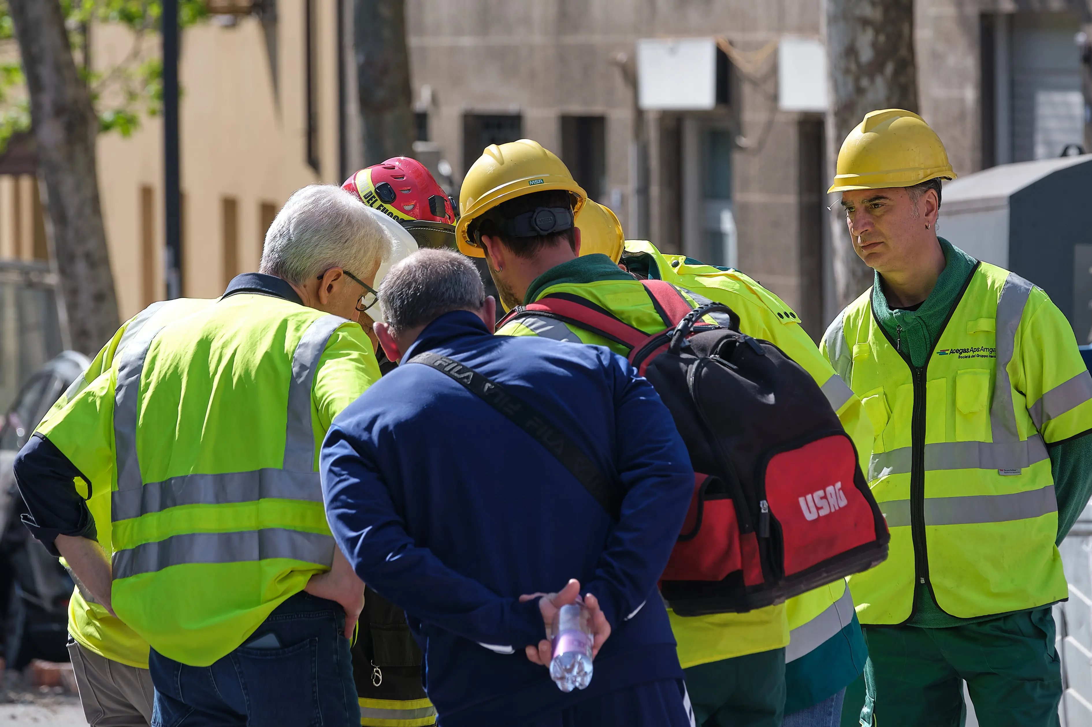 Macerie sul ciglio della strada, polvere e le finestre sventrate dell'esplosione: sono queste le immagini in via Baiamonti, il giorno dopo l'esplosione che ha reso inagibile un'intera palazzina. Sono venticinque le persone sfollate: nessuna vittima ma un cane è deceduto nell'incendio. Al momento due le ipotesi al vaglio degli inquirenti: il malfunzionamento della caldaia e una fuga di gas. Foto Massimo Silvano