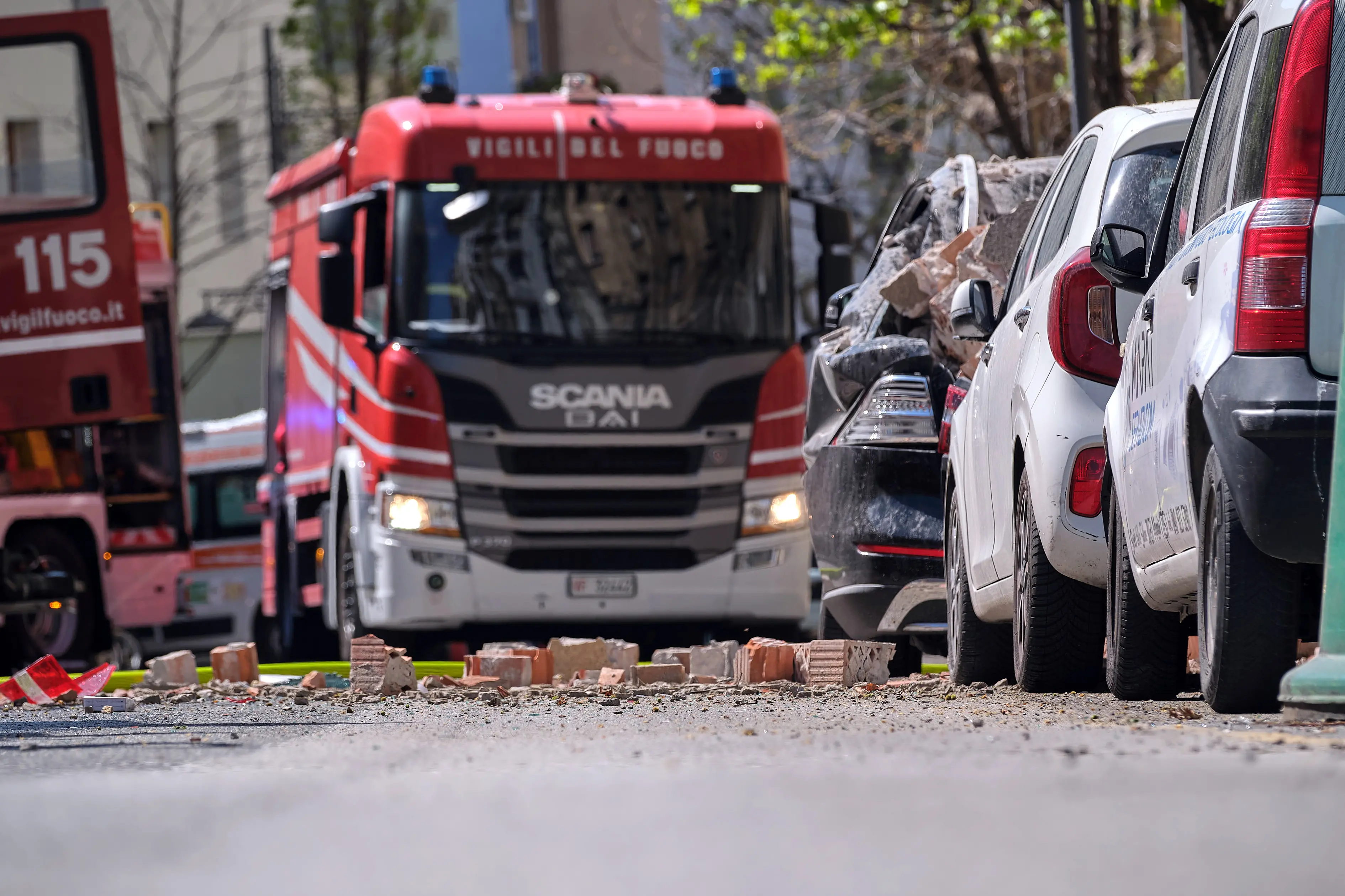 Macerie sul ciglio della strada, polvere e le finestre sventrate dell'esplosione: sono queste le immagini in via Baiamonti, il giorno dopo l'esplosione che ha reso inagibile un'intera palazzina. Sono venticinque le persone sfollate: nessuna vittima ma un cane è deceduto nell'incendio. Al momento due le ipotesi al vaglio degli inquirenti: il malfunzionamento della caldaia e una fuga di gas. Foto Massimo Silvano