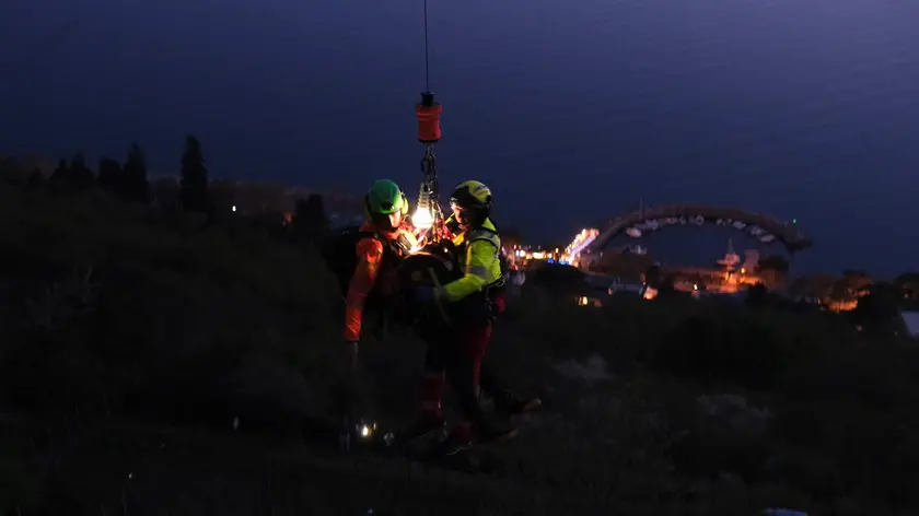 Il difficile recupero dei soccorritori (Foto Silvano)