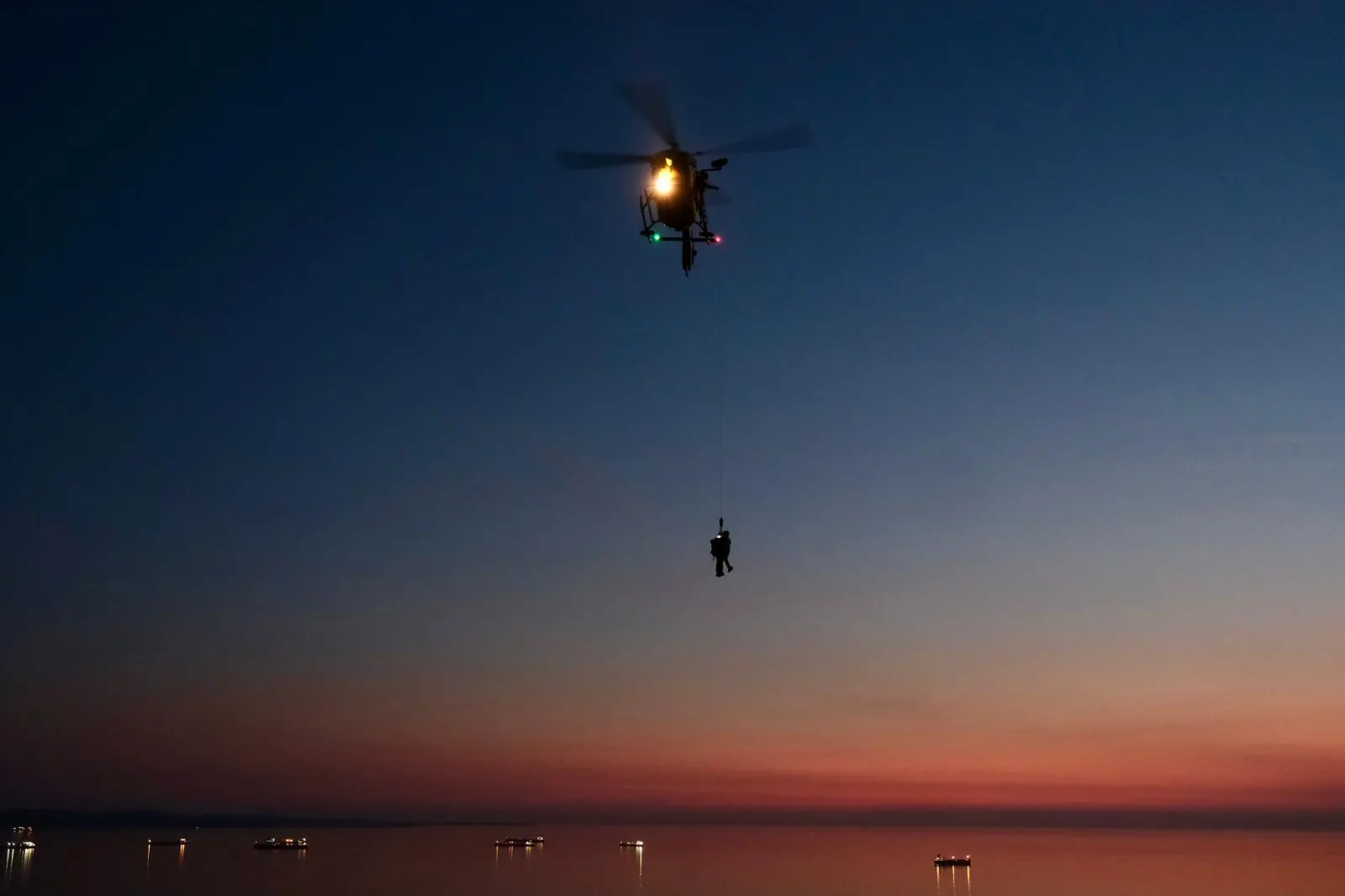 Parcheggia la moto a lato strada, con l’intenzione di ammirare il panorama del golfo di Trieste, ma qualcosa va storto: cade dal muretto, forse nel tentativo di scattare una foto, e precipita per diversi metri nella boscaglia sottostante. Sul posto sono intervenuti un’ambulanza e un'automedica del 118, i vigili del fuoco, il personale della polizia locale e il Soccorso alpino, vista la complessità delle operazioni per recuperare il ferito. Ecco le immagini del difficile recupero (Foto Silvano)