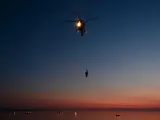 Parcheggia la moto a lato strada, con l’intenzione di ammirare il panorama del golfo di Trieste, ma qualcosa va storto: cade dal muretto, forse nel tentativo di scattare una foto, e precipita per diversi metri nella boscaglia sottostante. Sul posto sono intervenuti un’ambulanza e un'automedica del 118, i vigili del fuoco, il personale della polizia locale e il Soccorso alpino, vista la complessità delle operazioni per recuperare il ferito. Ecco le immagini del difficile recupero (Foto Silvano)