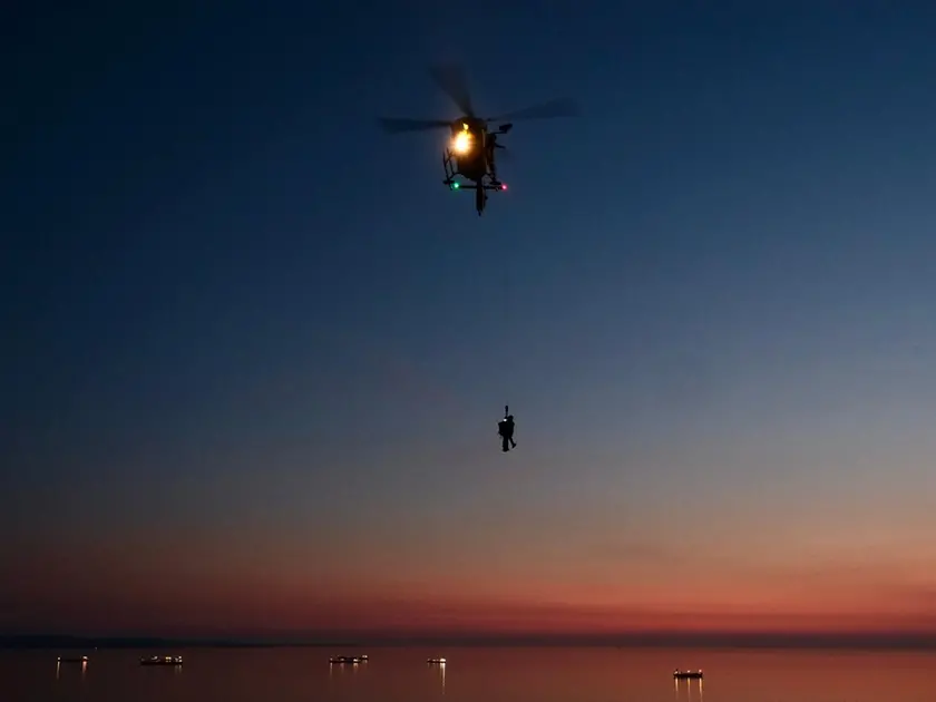 Parcheggia la moto a lato strada, con l’intenzione di ammirare il panorama del golfo di Trieste, ma qualcosa va storto: cade dal muretto, forse nel tentativo di scattare una foto, e precipita per diversi metri nella boscaglia sottostante. Sul posto sono intervenuti un’ambulanza e un'automedica del 118, i vigili del fuoco, il personale della polizia locale e il Soccorso alpino, vista la complessità delle operazioni per recuperare il ferito. Ecco le immagini del difficile recupero (Foto Silvano)