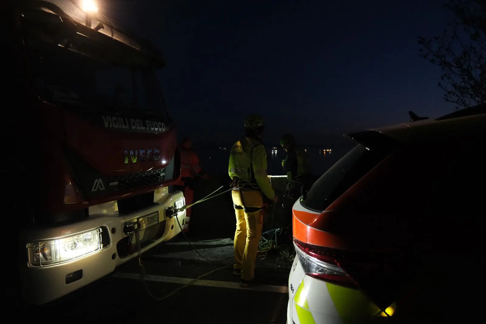 Parcheggia la moto a lato strada, con l’intenzione di ammirare il panorama del golfo di Trieste, ma qualcosa va storto: cade dal muretto, forse nel tentativo di scattare una foto, e precipita per diversi metri nella boscaglia sottostante. Sul posto sono intervenuti un’ambulanza e un'automedica del 118, i vigili del fuoco, il personale della polizia locale e il Soccorso alpino, vista la complessità delle operazioni per recuperare il ferito. Ecco le immagini del difficile recupero (Foto Silvano)