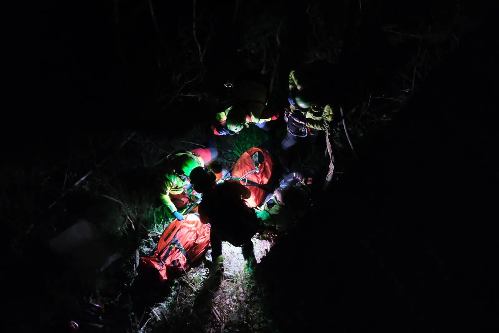 Parcheggia la moto a lato strada, con l’intenzione di ammirare il panorama del golfo di Trieste, ma qualcosa va storto: cade dal muretto, forse nel tentativo di scattare una foto, e precipita per diversi metri nella boscaglia sottostante. Sul posto sono intervenuti un’ambulanza e un'automedica del 118, i vigili del fuoco, il personale della polizia locale e il Soccorso alpino, vista la complessità delle operazioni per recuperare il ferito. Ecco le immagini del difficile recupero (Foto Silvano)