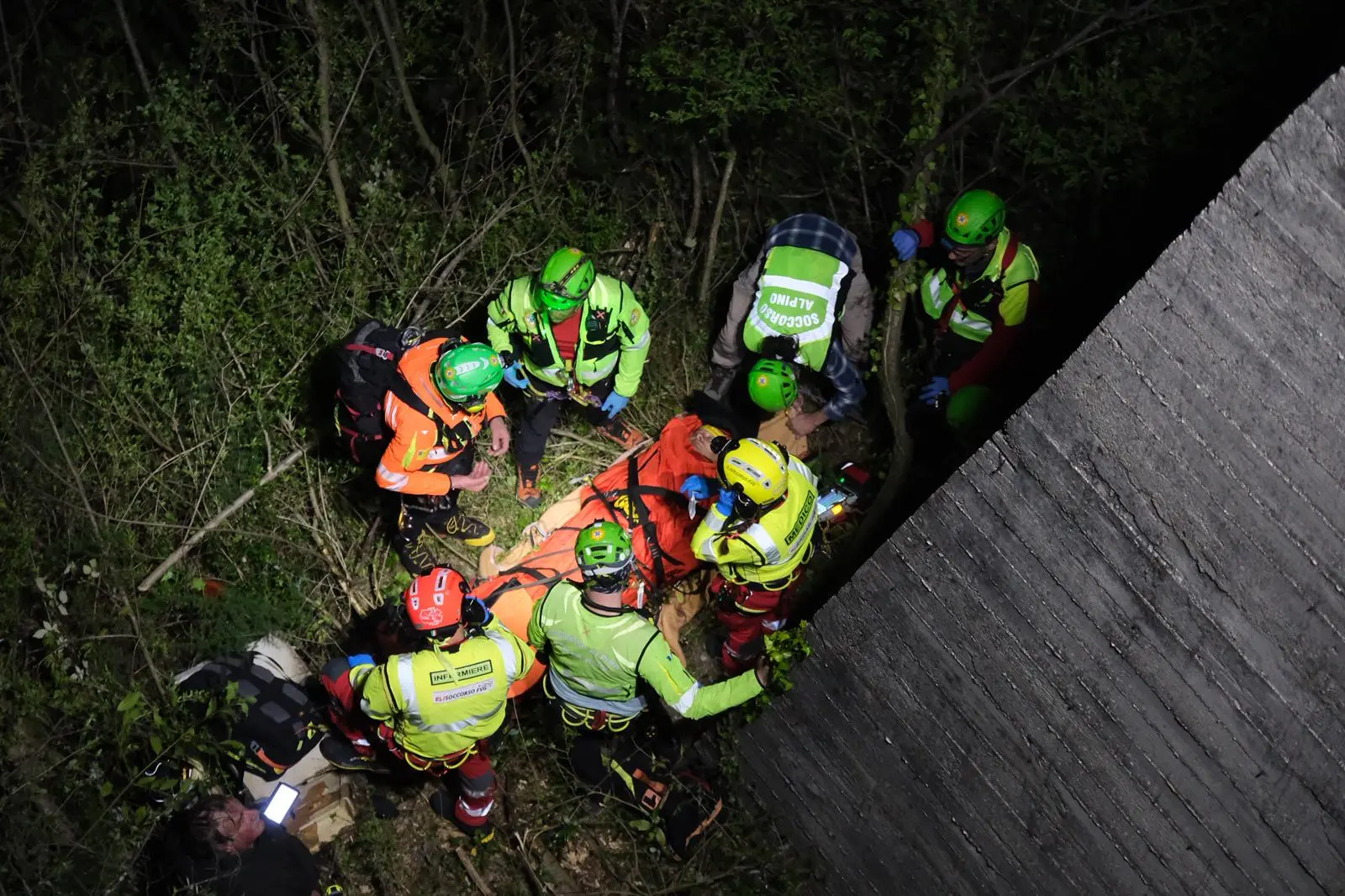 Parcheggia la moto a lato strada, con l’intenzione di ammirare il panorama del golfo di Trieste, ma qualcosa va storto: cade dal muretto, forse nel tentativo di scattare una foto, e precipita per diversi metri nella boscaglia sottostante. Sul posto sono intervenuti un’ambulanza e un'automedica del 118, i vigili del fuoco, il personale della polizia locale e il Soccorso alpino, vista la complessità delle operazioni per recuperare il ferito. Ecco le immagini del difficile recupero (Foto Silvano)