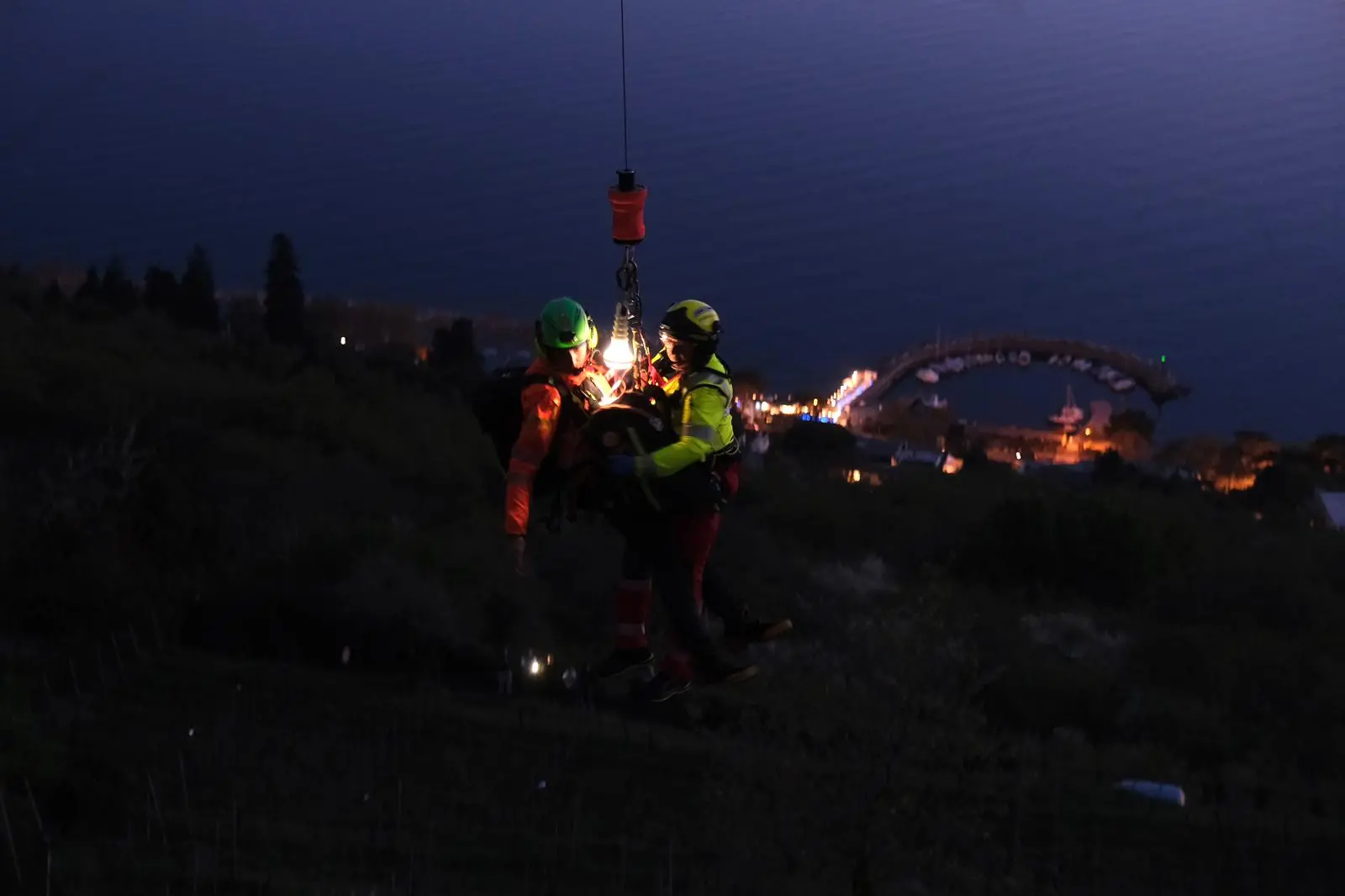 Parcheggia la moto a lato strada, con l’intenzione di ammirare il panorama del golfo di Trieste, ma qualcosa va storto: cade dal muretto, forse nel tentativo di scattare una foto, e precipita per diversi metri nella boscaglia sottostante. Sul posto sono intervenuti un’ambulanza e un'automedica del 118, i vigili del fuoco, il personale della polizia locale e il Soccorso alpino, vista la complessità delle operazioni per recuperare il ferito. Ecco le immagini del difficile recupero (Foto Silvano)