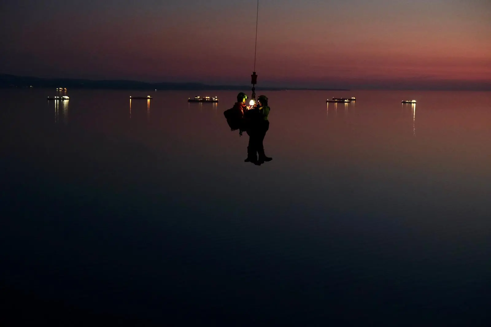 Parcheggia la moto a lato strada, con l’intenzione di ammirare il panorama del golfo di Trieste, ma qualcosa va storto: cade dal muretto, forse nel tentativo di scattare una foto, e precipita per diversi metri nella boscaglia sottostante. Sul posto sono intervenuti un’ambulanza e un'automedica del 118, i vigili del fuoco, il personale della polizia locale e il Soccorso alpino, vista la complessità delle operazioni per recuperare il ferito. Ecco le immagini del difficile recupero (Foto Silvano)