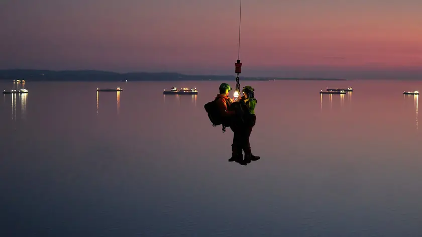 Lo spettacolare recupero con l’elisoccorso del quarantaseienne caduto nel vuoto da un muretto di Strada del Friuli domenica pomeriggio (Silvano)