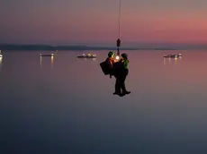 Lo spettacolare recupero con l’elisoccorso del quarantaseienne caduto nel vuoto da un muretto di Strada del Friuli domenica pomeriggio (Silvano)