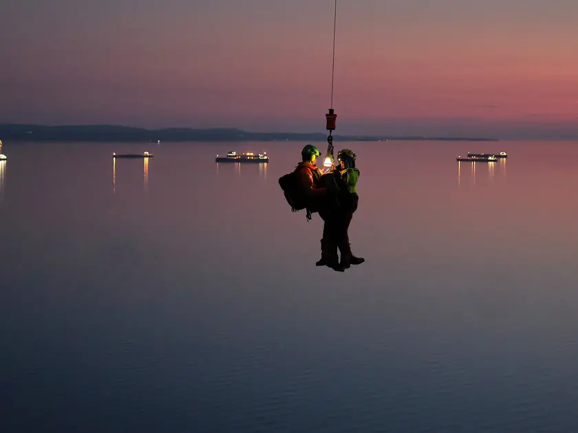 Lo spettacolare recupero con l’elisoccorso del quarantaseienne caduto nel vuoto da un muretto di Strada del Friuli domenica pomeriggio (Silvano)