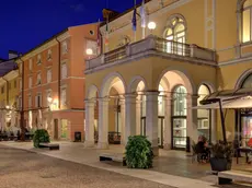 Il teatro Verdi illuminato alla sera