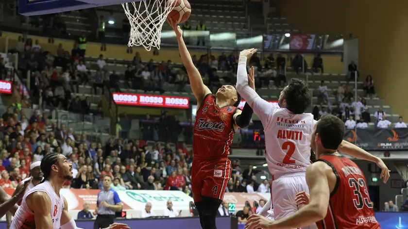 Un momento del match tra Pallacanestro Trieste e Varese (Lasorte)