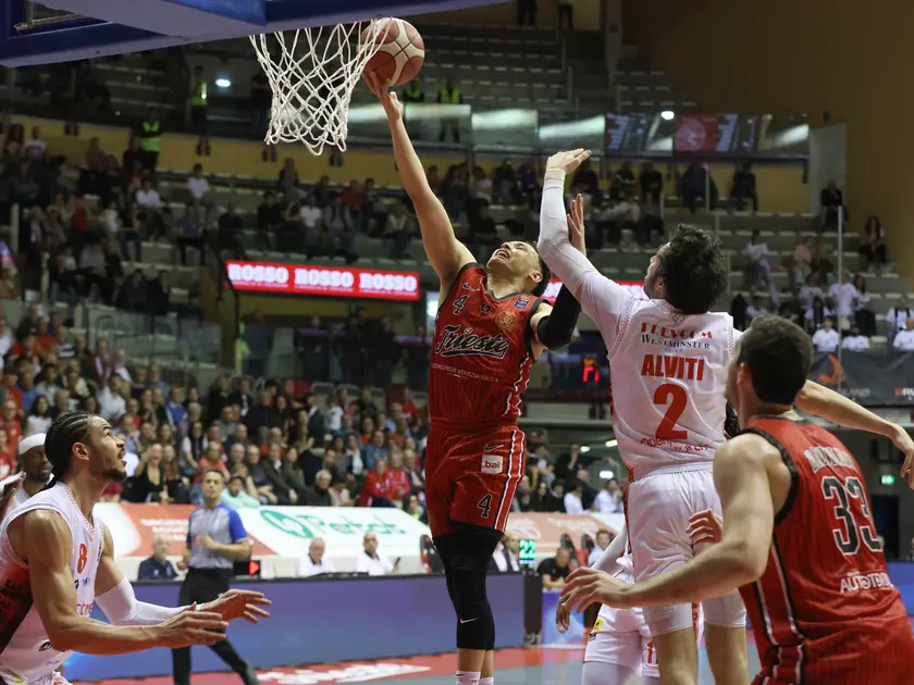 Un momento del match tra Pallacanestro Trieste e Varese (Lasorte)