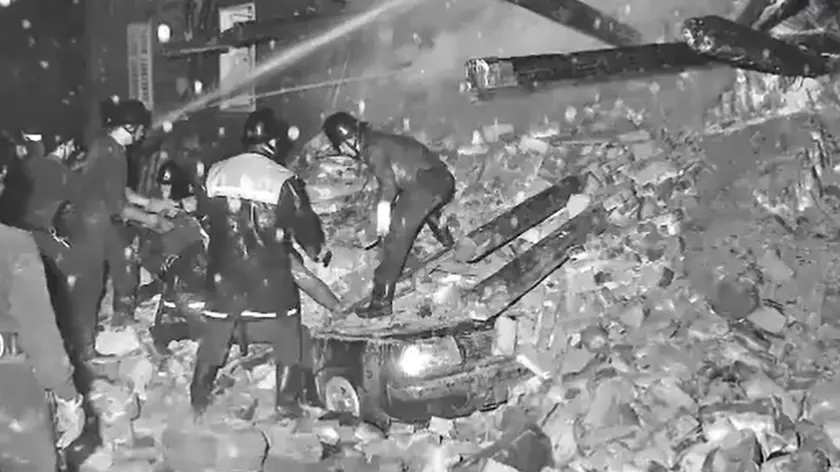 I soccorsi in via Baiamonti dopo lo scoppio del 1982 (Italfoto)