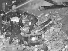 I soccorsi in via Baiamonti dopo lo scoppio del 1982 (Italfoto)