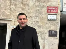 Il sindaco di Pirano Andrej Korenika davanti a una delle targhe (foto Comune di Pirano)