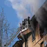 I pompieri mentre spengono il fuoco nella casa esplosa in via Baiamonti (Silvano)