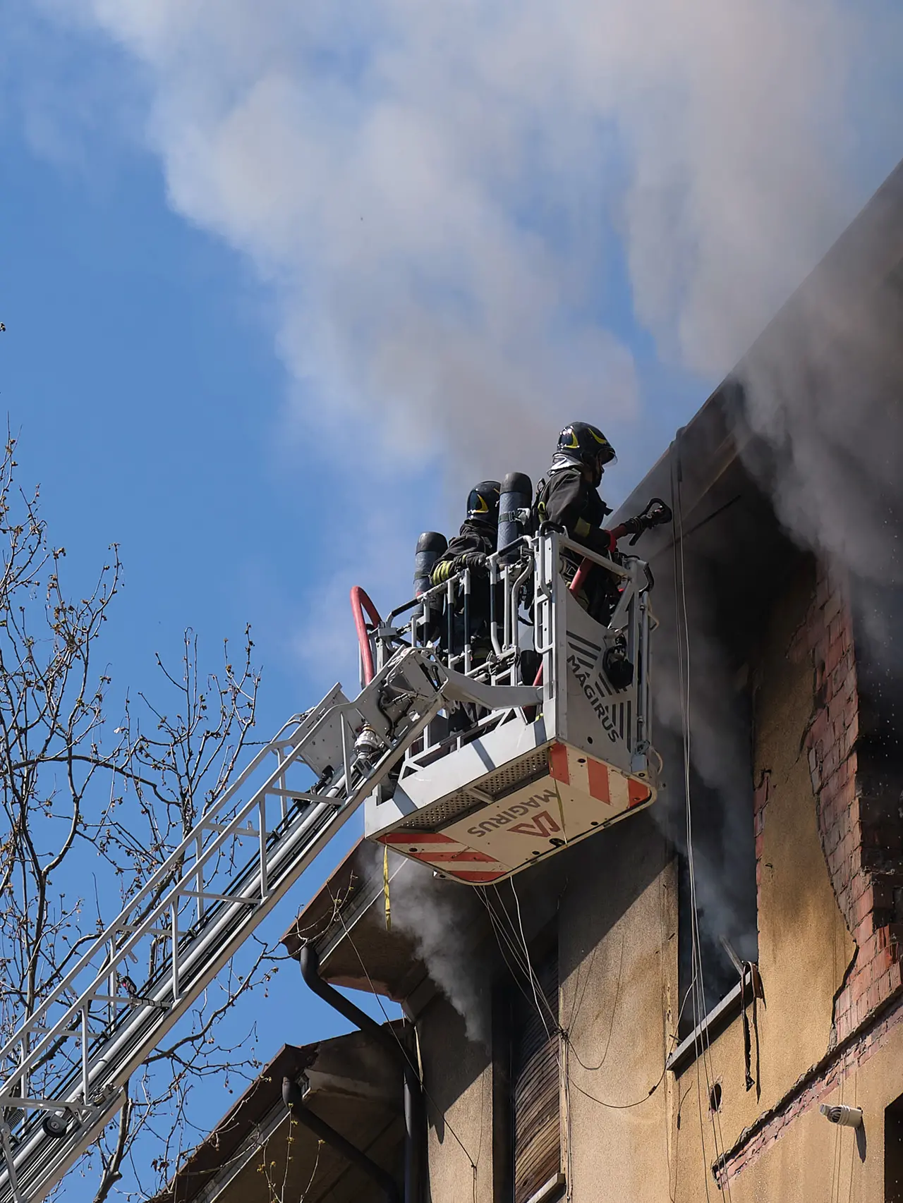 I pompieri mentre spengono il fuoco nella casa esplosa in via Baiamonti (Silvano)