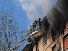 I pompieri mentre spengono il fuoco nella casa esplosa in via Baiamonti (Silvano)