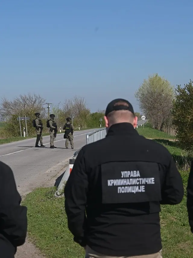 Una foto diffusa dal Ministero della Difesa serbo mostra agenti della polizia militare la polizia impegnati nell'operazione vicino a Kanjiza