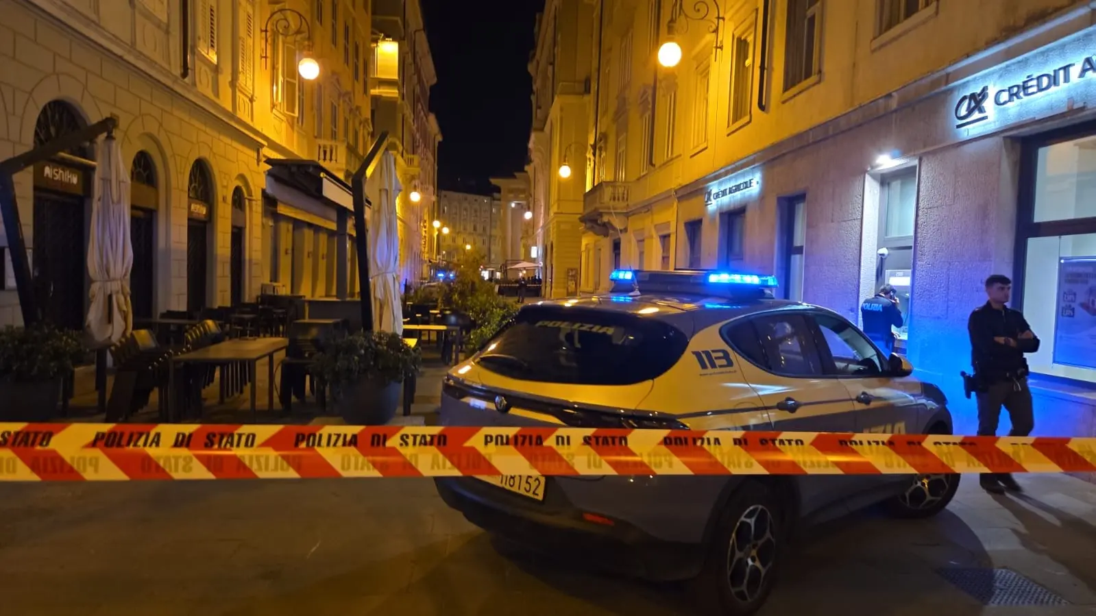 La polizia in via Cassa di Risparmio transennata