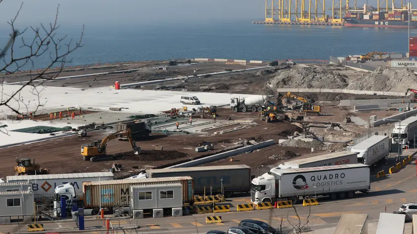 I lavori che i privati stanno svolgendo a Servola nell’ex area a caldo, adiacente alla zona dove dovrebbe sorgere la stazione.