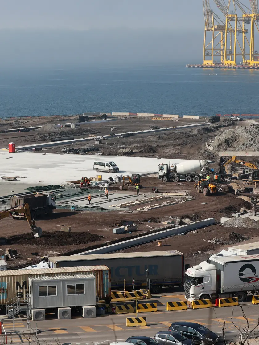 I lavori che i privati stanno svolgendo a Servola nell’ex area a caldo, adiacente alla zona dove dovrebbe sorgere la stazione.