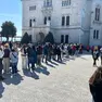 La lunga coda di turisti a Miramare la mattina di Pasqua