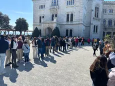 La lunga coda di turisti a Miramare la mattina di Pasqua