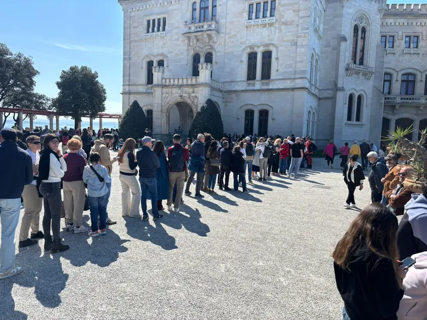 La lunga coda di turisti a Miramare la mattina di Pasqua