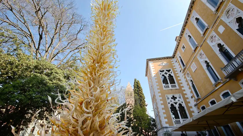 La scultura intitolata Gold Tower installata nel giardino di Palazzo Franchetti (foto Tagliacarne)