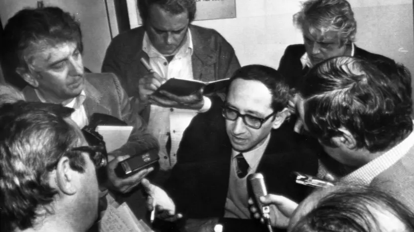 Il sostituto procuratore Pietro Calogero con i giornalisti nell'ambito dell'operazione Digos su Autonomia Operaia a Padova il 16 aprile 1979