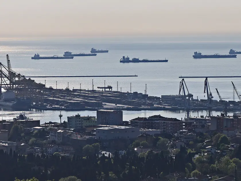 Petroliere in rada nel golfo di Trieste (Lasorte)