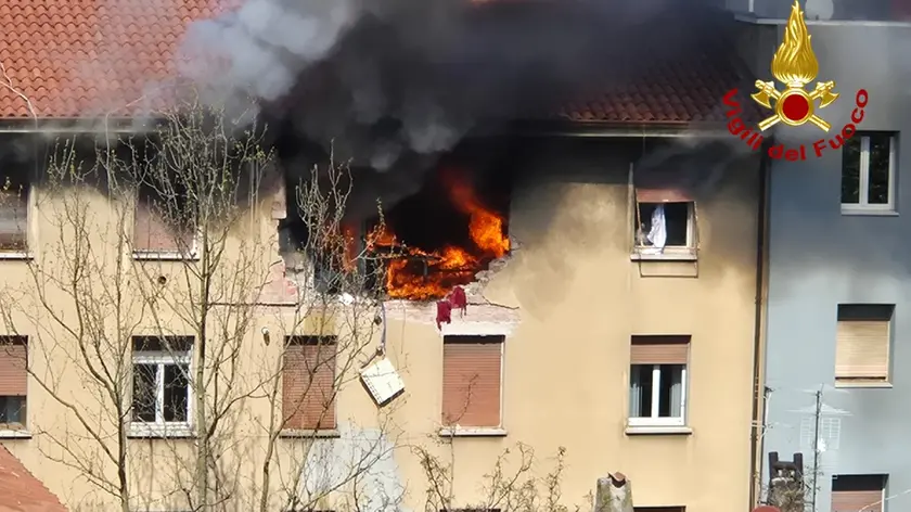 Le fiamme dall'ultimo piano del palazzo di via Baiamonti