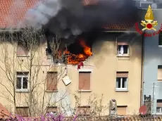Le fiamme dall'ultimo piano del palazzo di via Baiamonti
