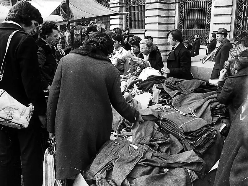 La foto è del 1978. La gente accorreva dall'ex Jugoslavia e comprava jeans a pacchi. Qui le vicinanze di Ponterosso.