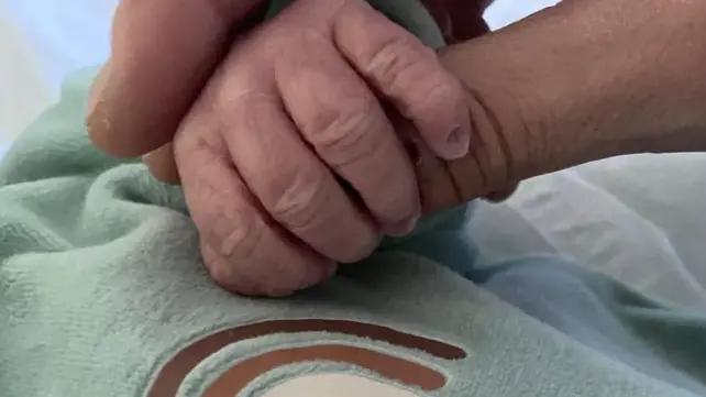 Un tenero scatto per annunciare la nascita di Gioele, figlio delle pallavoliste Valentina Arrighetti e Gaia Moretto