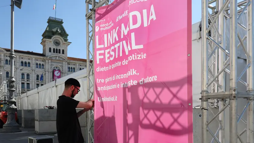 L’allestimento della Link Arena in piazza Unità (foto Lasorte)