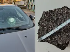 Il sasso sulla destra lanciato dal cavalcavia; a sinistra una delle automobili colpite