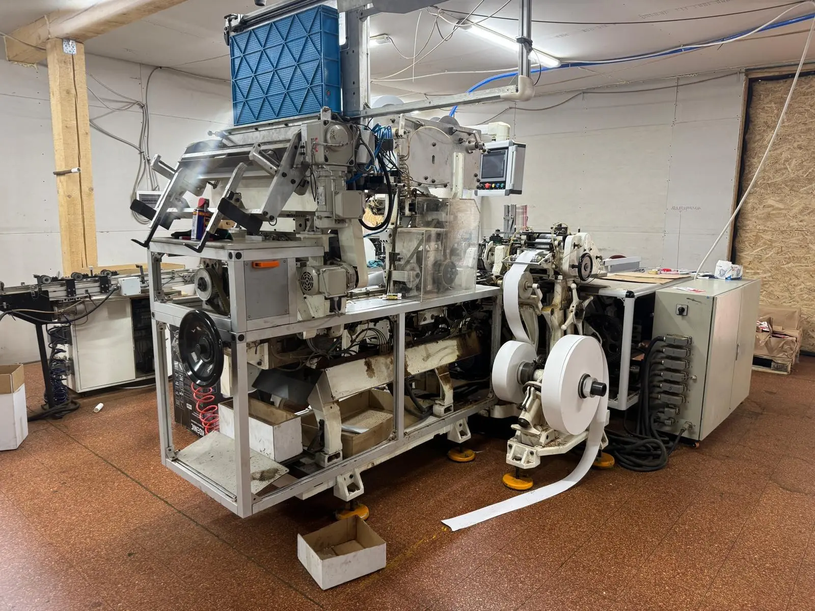 Il blitz della Guardia di Finanza ha portato alla luce le condizioni proibitive in cui venivano impiegati ventuno cittadini ucraini e moldavi, privi di documenti e permessi. Questi uomini vivevano in uno stato di vera e propria reclusione, costretti a dormire in alloggi di fortuna ricavati all'interno dei capannoni, con il divieto assoluto di uscire per non attirare sospetti. La manovalanza veniva sfruttata con turni massacranti in ambienti dalle carenti condizioni igieniche, funzionali solo a garantire i profitti record dell'organizzazione criminale. Il personale, invisibile al mondo esterno, veniva gestito come una risorsa da consumare all'interno della struttura blindata di produzione.