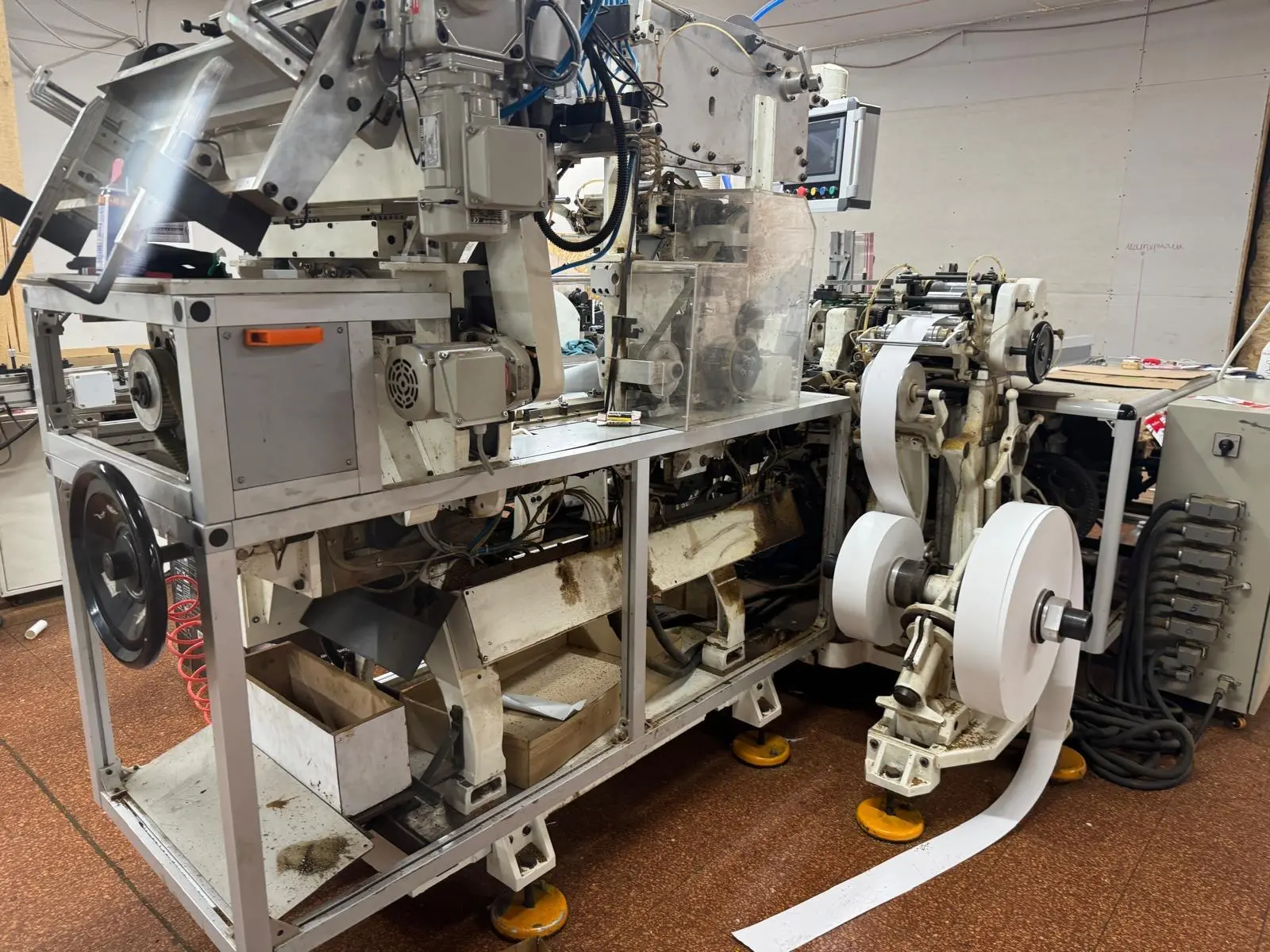 Il blitz della Guardia di Finanza ha portato alla luce le condizioni proibitive in cui venivano impiegati ventuno cittadini ucraini e moldavi, privi di documenti e permessi. Questi uomini vivevano in uno stato di vera e propria reclusione, costretti a dormire in alloggi di fortuna ricavati all'interno dei capannoni, con il divieto assoluto di uscire per non attirare sospetti. La manovalanza veniva sfruttata con turni massacranti in ambienti dalle carenti condizioni igieniche, funzionali solo a garantire i profitti record dell'organizzazione criminale. Il personale, invisibile al mondo esterno, veniva gestito come una risorsa da consumare all'interno della struttura blindata di produzione.