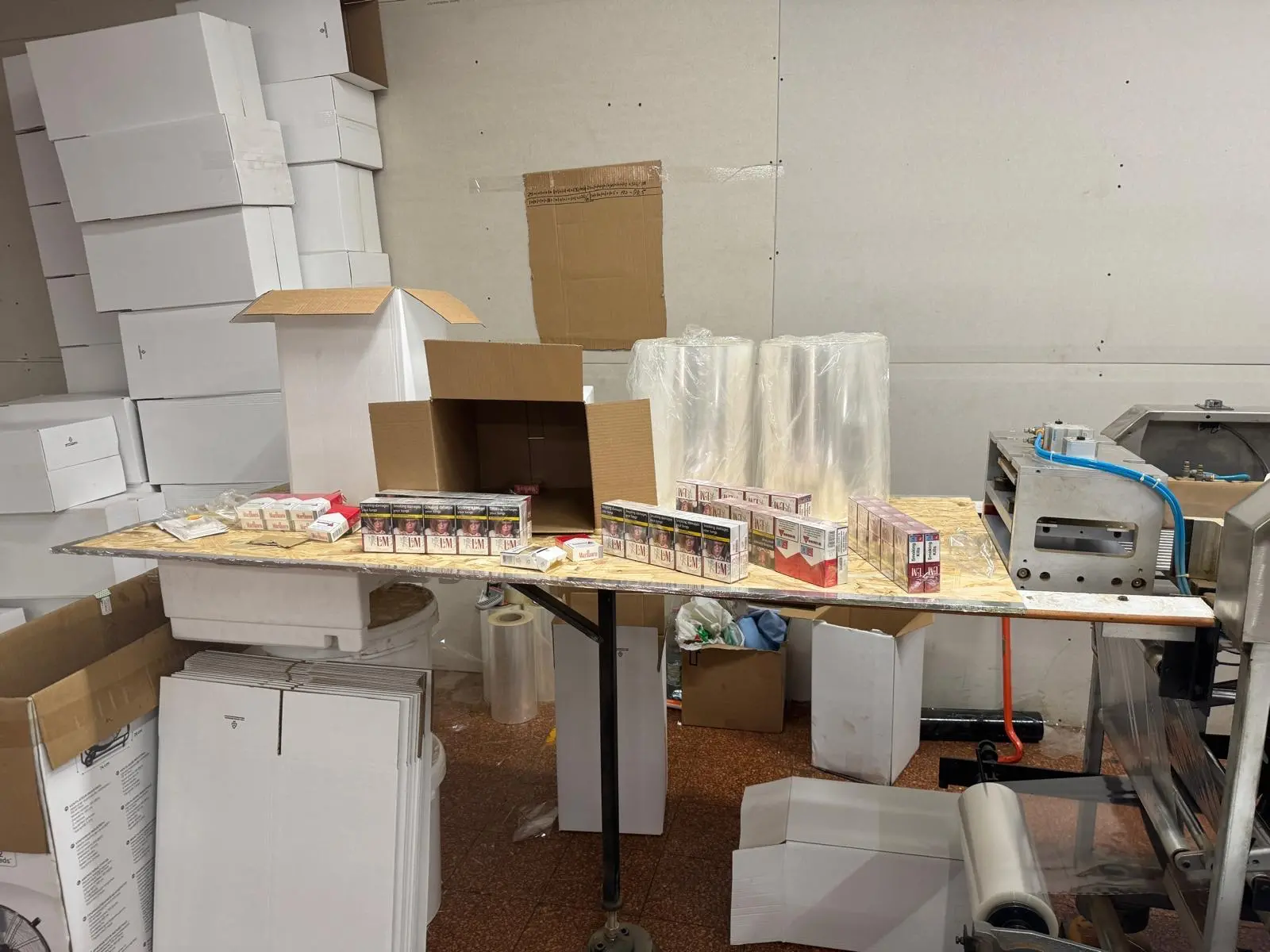 Il blitz della Guardia di Finanza ha portato alla luce le condizioni proibitive in cui venivano impiegati ventuno cittadini ucraini e moldavi, privi di documenti e permessi. Questi uomini vivevano in uno stato di vera e propria reclusione, costretti a dormire in alloggi di fortuna ricavati all'interno dei capannoni, con il divieto assoluto di uscire per non attirare sospetti. La manovalanza veniva sfruttata con turni massacranti in ambienti dalle carenti condizioni igieniche, funzionali solo a garantire i profitti record dell'organizzazione criminale. Il personale, invisibile al mondo esterno, veniva gestito come una risorsa da consumare all'interno della struttura blindata di produzione.