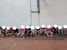 Il blitz della Guardia di Finanza ha portato alla luce le condizioni proibitive in cui venivano impiegati ventuno cittadini ucraini e moldavi, privi di documenti e permessi. Questi uomini vivevano in uno stato di vera e propria reclusione, costretti a dormire in alloggi di fortuna ricavati all'interno dei capannoni, con il divieto assoluto di uscire per non attirare sospetti. La manovalanza veniva sfruttata con turni massacranti in ambienti dalle carenti condizioni igieniche, funzionali solo a garantire i profitti record dell'organizzazione criminale. Il personale, invisibile al mondo esterno, veniva gestito come una risorsa da consumare all'interno della struttura blindata di produzione.