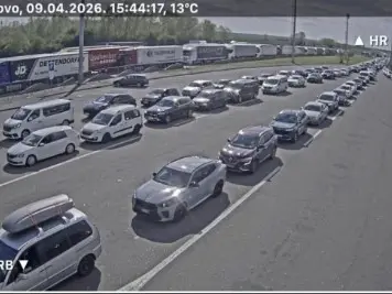 Le code al confine tra Serbia e Croazia