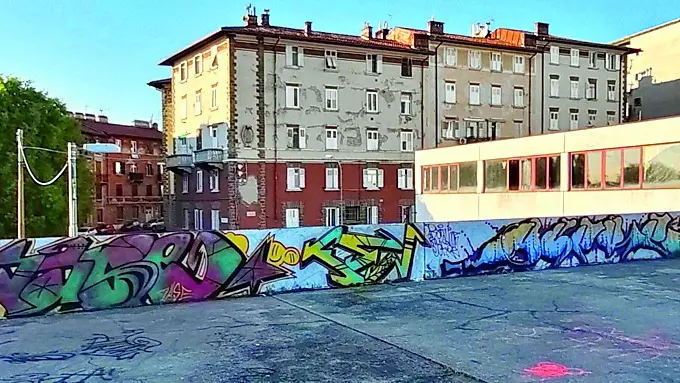 Il cavalcavia di via Orlandini nel rione di Ponziana da dove è stata lanciato il sasso (foto Bruni)