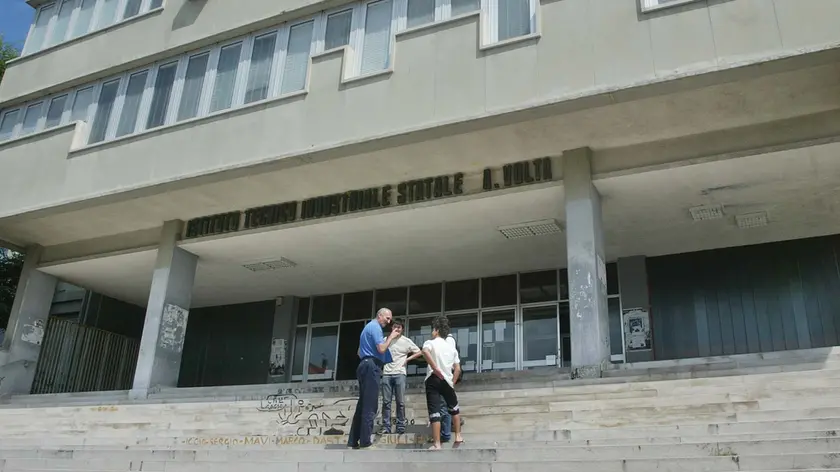 L’ingresso dell'Istituto tecnico Volta in una foto d’archivio