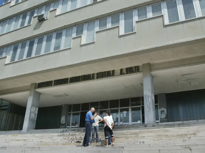 L’ingresso dell'Istituto tecnico Volta in una foto d’archivio